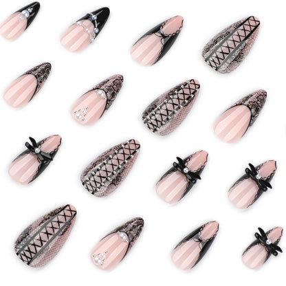 Kunstvolle Stiletto-Nägel mit Spitzenverzierung Brehn