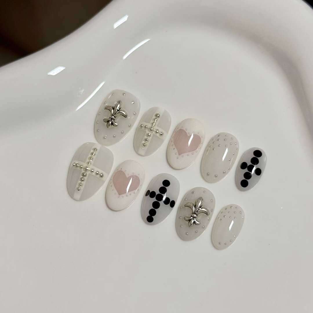 Dekoratives Press-On Nagelkunstset mit einzigartigen Designs