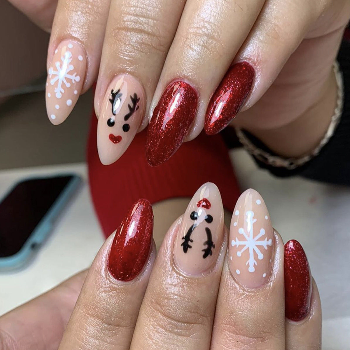 Kreatives Kunstnagelset mit funkelnden Glitzer- und festlichen Motiven Brehn