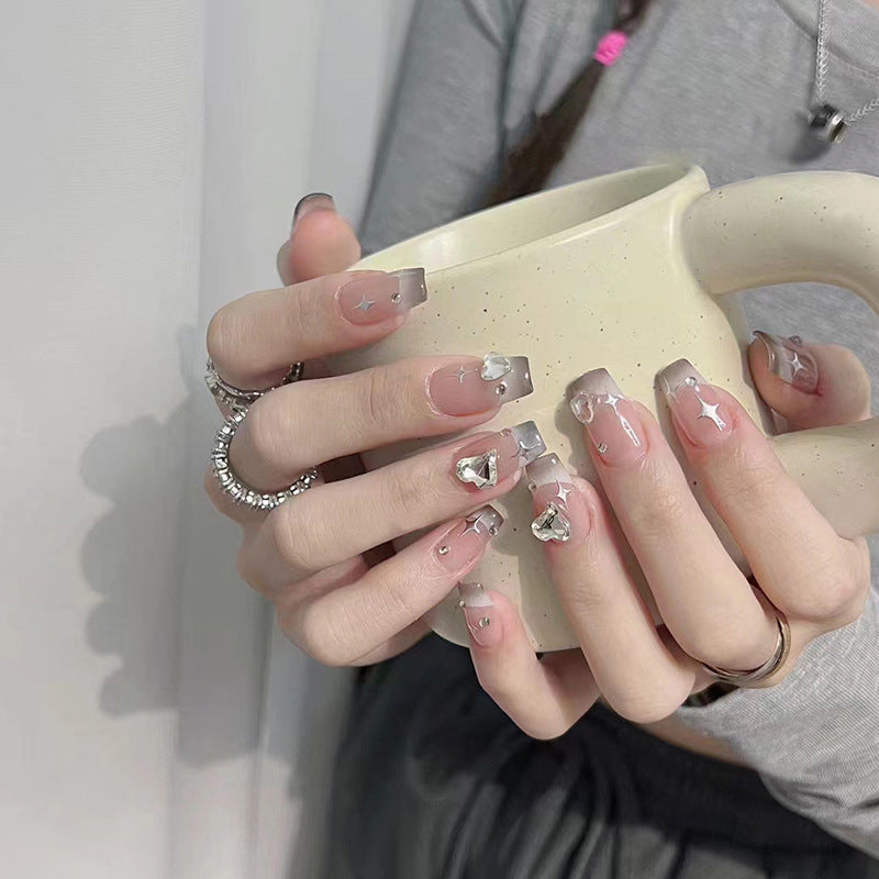 Kunstnagelset mit funkelnden Kristallverzierungen Brehn