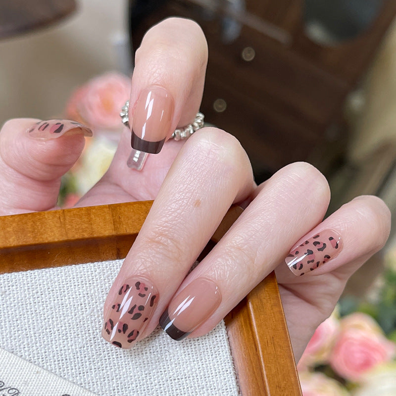 Stylisches Press-On Nagel-Set mit eleganten Glitzerakzenten Brehn