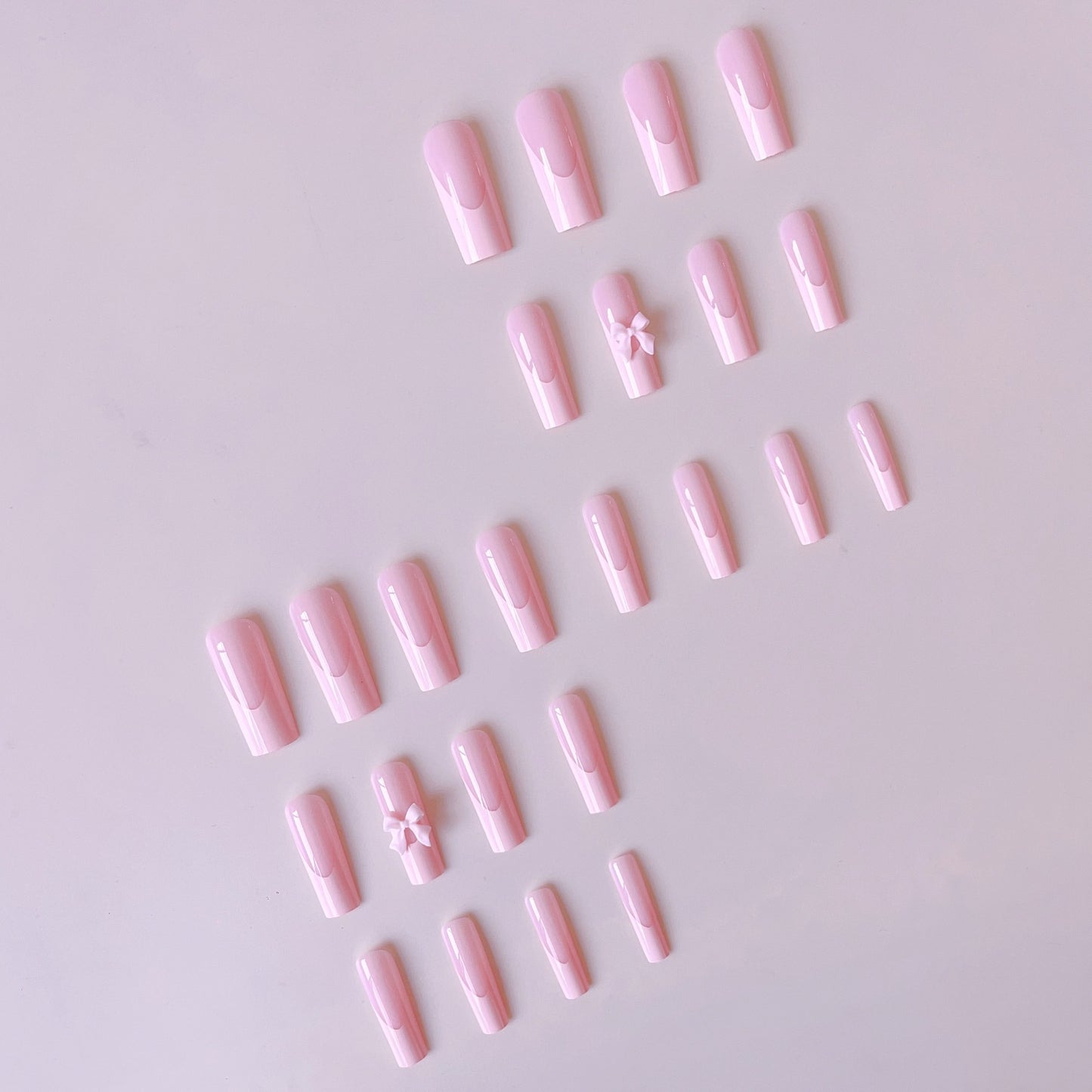Kunstnagelset mit eleganten Spitzen und verspieltem 3D-Design Brehn