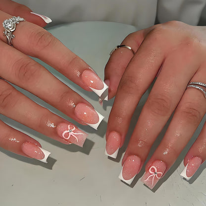 Kunstnagelset mit eleganten Spitzen und zarten Schleifenmotiven Brehn