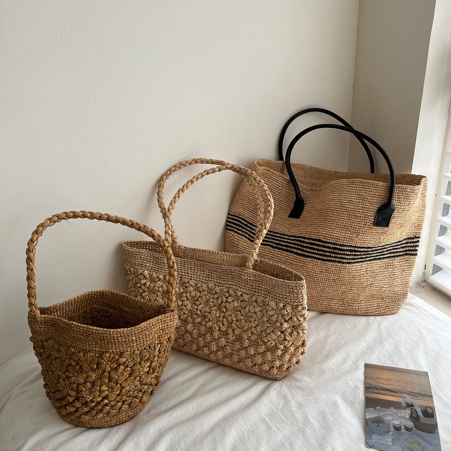 Handgefertigte Strohtasche mit Modischem Streifenmuster Brehn