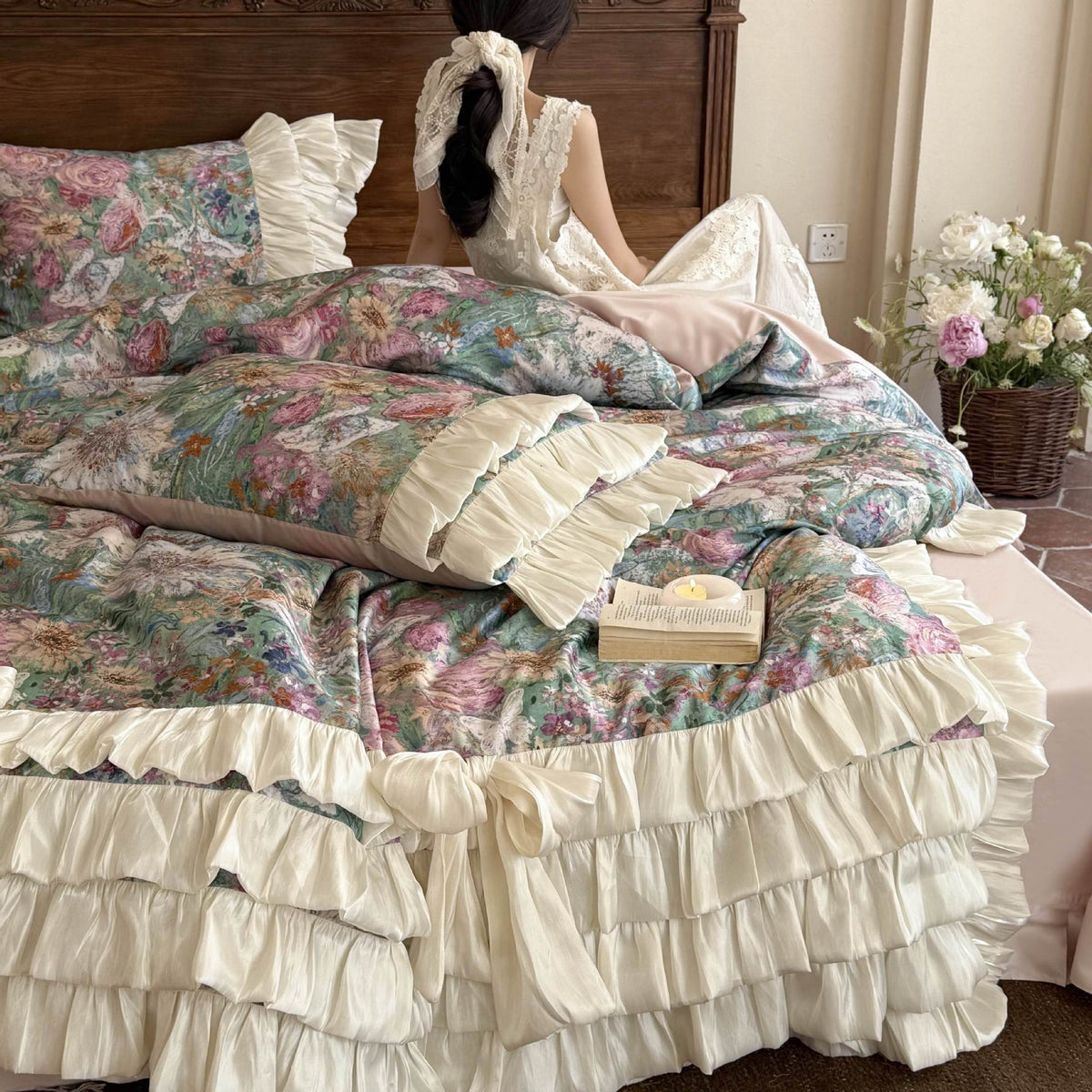 Luxuriöses Bettwäsche-Set mit Rüschen, Bettrock und floralem Print