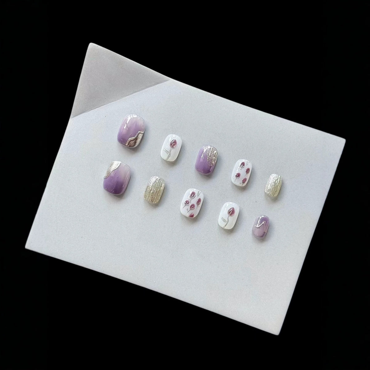 Künstlerisches Press-On-Nagelkunstset mit floralen und metallischen Akzenten
