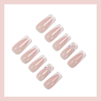 Kunstnagelset mit luxuriösen French-Tipps und eleganten Schmuckverzierungen Brehn