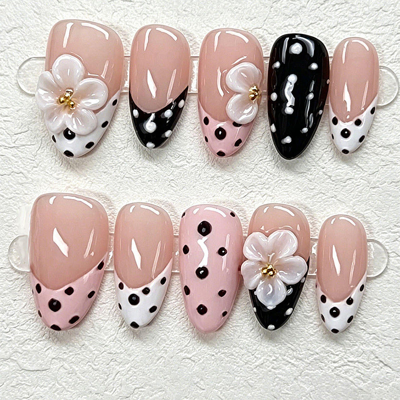 Kunstvolle Nagelspitzen im eleganten Design Brehn