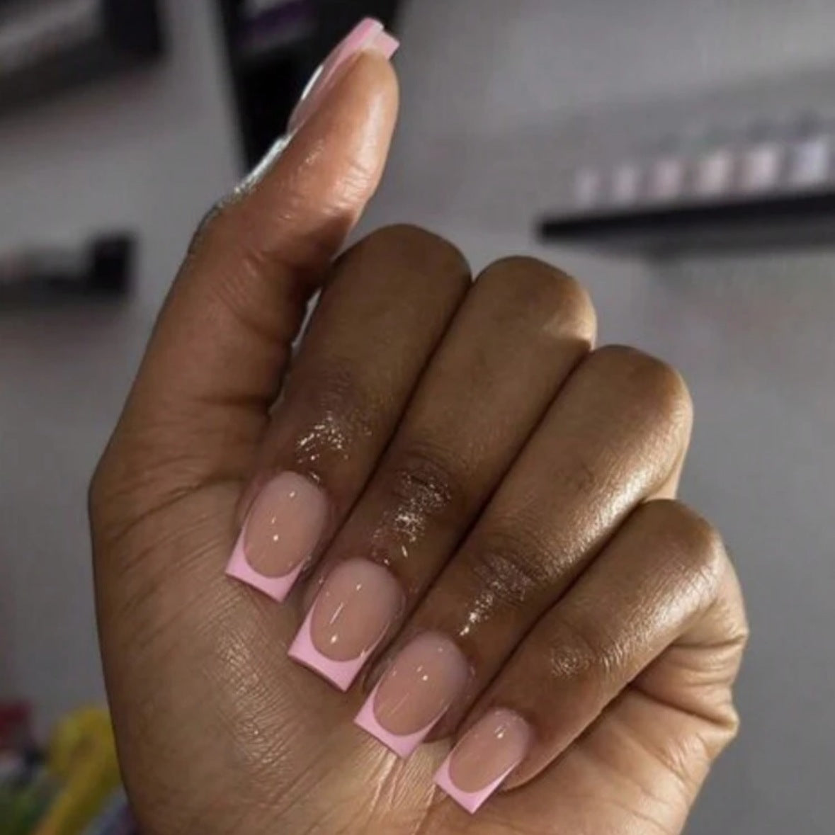 Kunstnagelset mit modernen French-Spitzen und elegantem Glanz Brehn