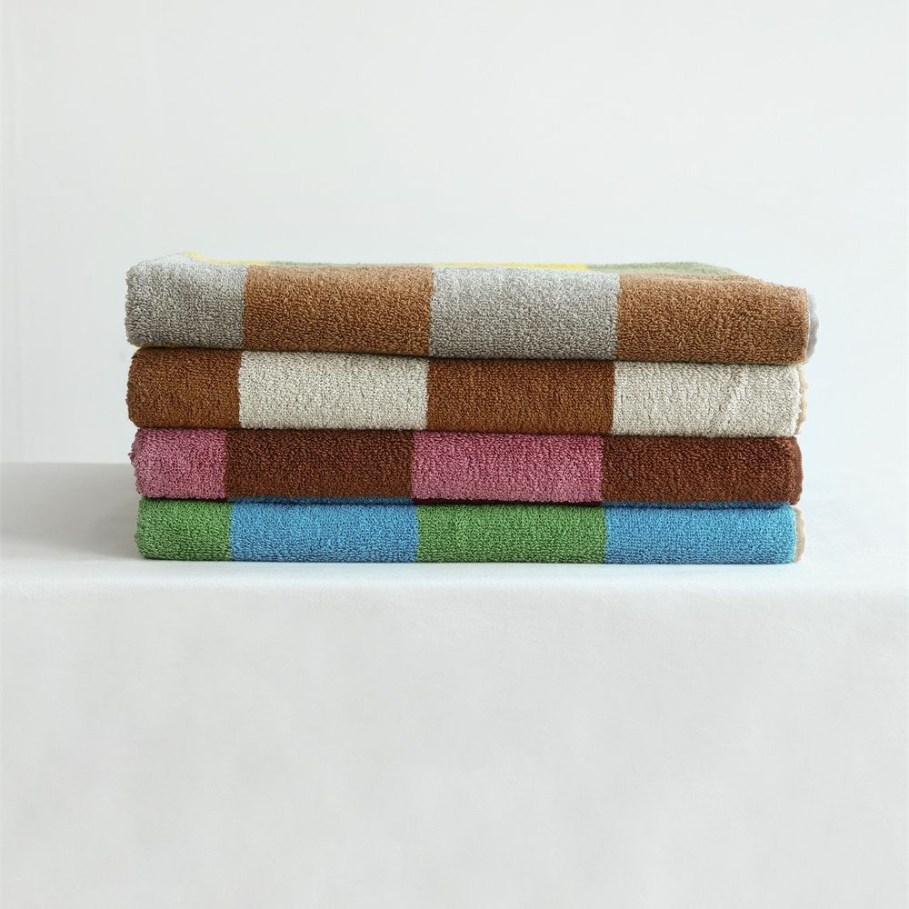 Weiches Frottee-Hand- und Badetuch-Set aus Baumwolle mit geometrischem Karo-Muster