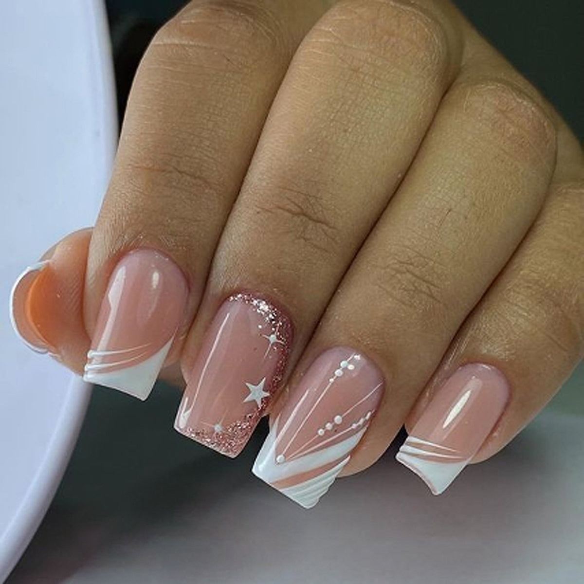 Kunstvolle Nagelverlängerungen mit Glitzer- und Sternendesign Brehn