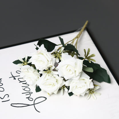 Realistischer künstlicher Rosenstrauß