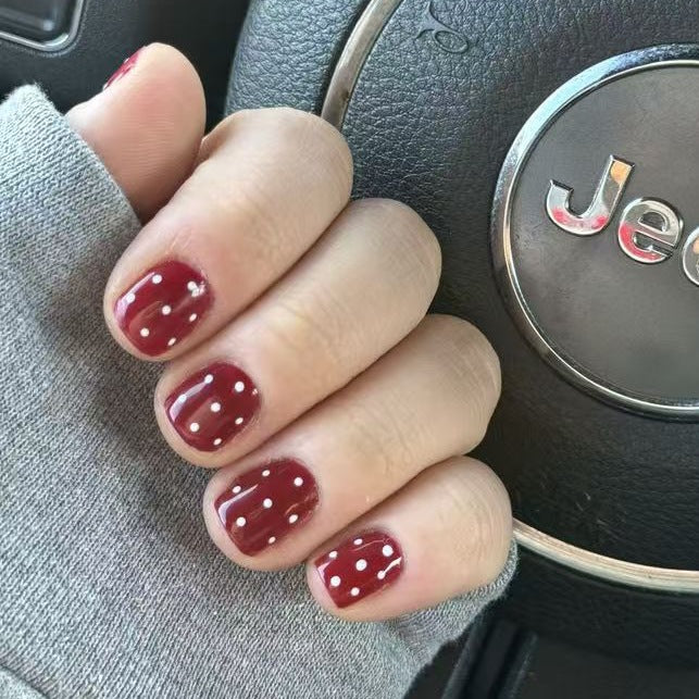 Kunstnagelset mit stilvollen Punkten und Hochglanzfinish Brehn