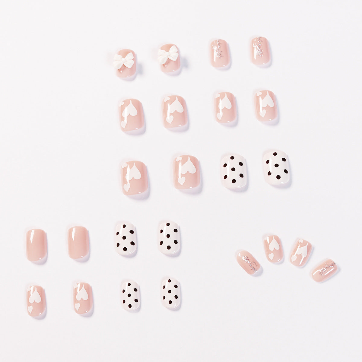 Kunstvolle Nagelkunst mit zarten Blüten- und Herzmotiven Brehn