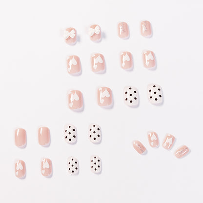 Kunstvolle Nagelkunst mit zarten Blüten- und Herzmotiven Brehn