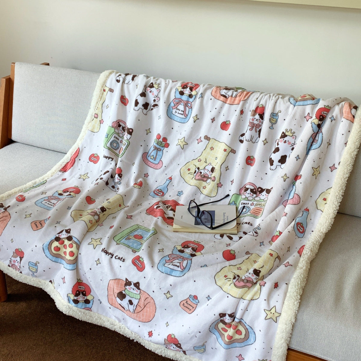 Wendbare Flauschdecke mit Cartoon-Katzenmotiv und Teddyfutter
