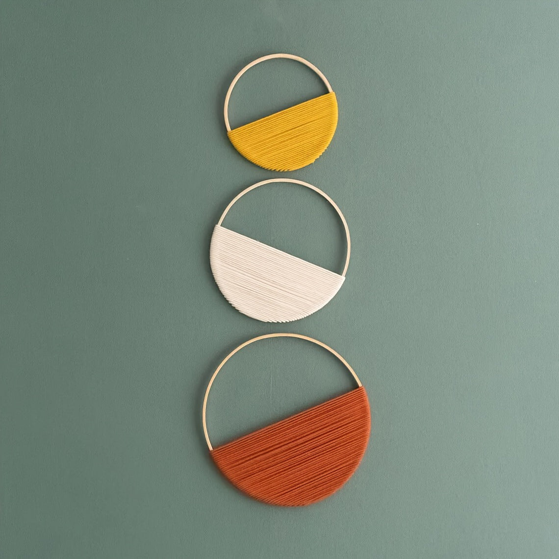 Modernes Wandkunstwerk aus Makramee und Holz