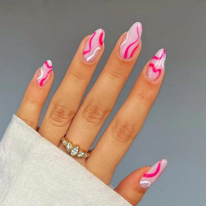 Kunstvolle Nagelverlängerungen mit elegantem Blattmuster Brehn