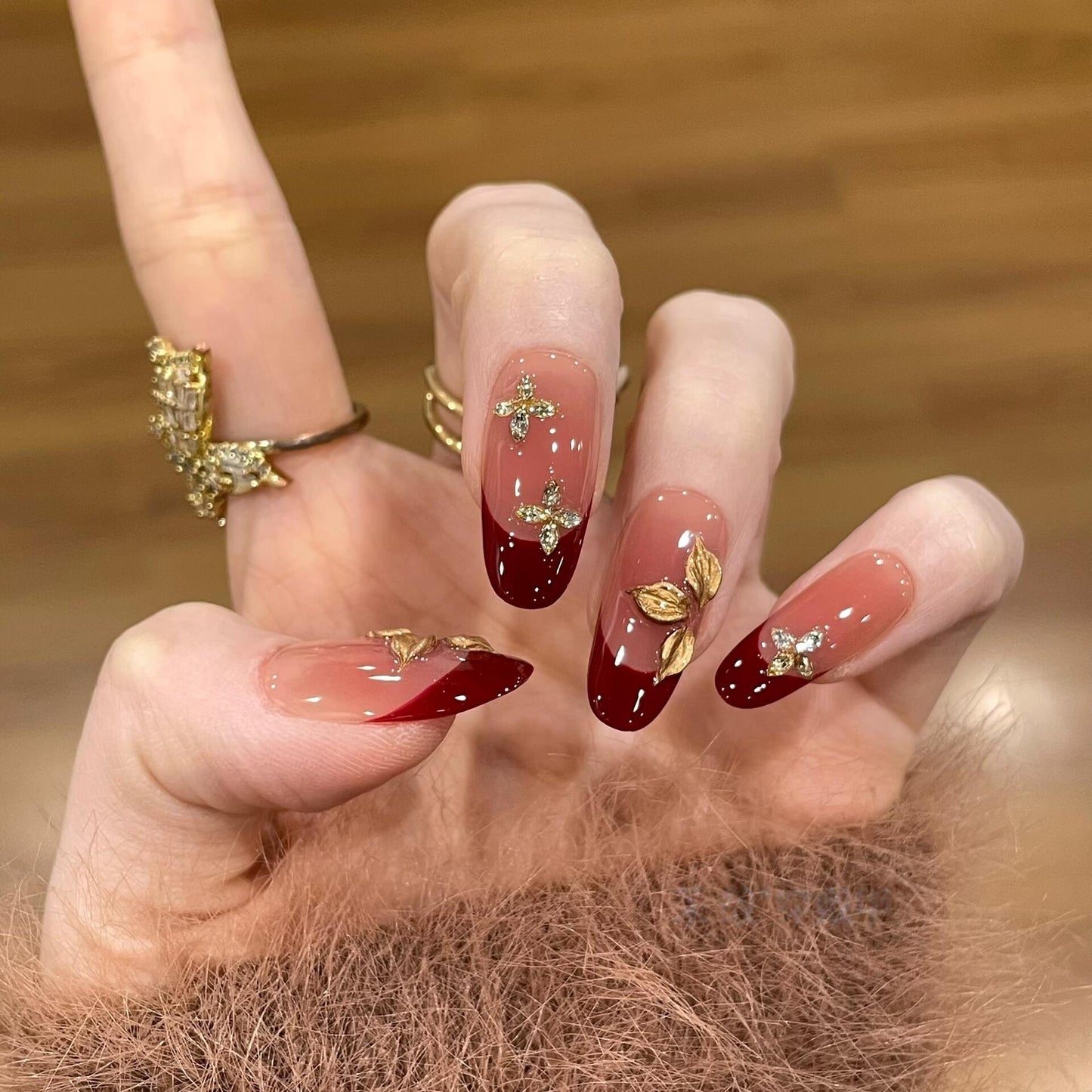 Kunstnägel mit Luxuriösen Blumen- und Glitzerelementen Brehn