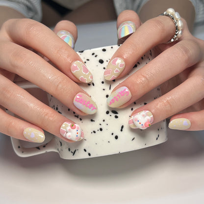 Kunstvolle Nagelverlängerungen mit elegantem Blattmuster Brehn