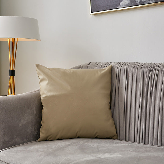 Quadratischer Premium-Kissenbezug aus veganem Nappaleder mit Soft‑Touch Oberfläche Brehn