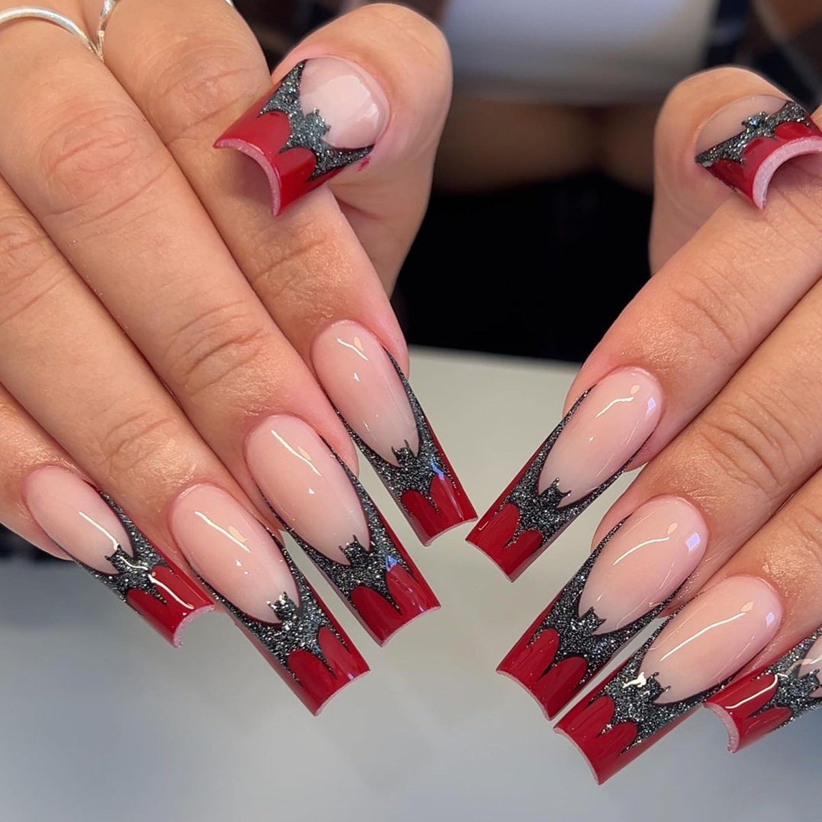Kunstvolle Gel-Nägel mit außergewöhnlichem Gothic-Design Brehn