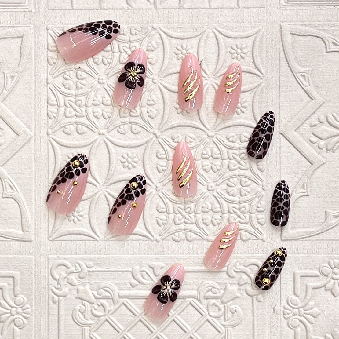 Künstlerisches Press-On Nagelset mit floralem und Leopardenakzent Brehn