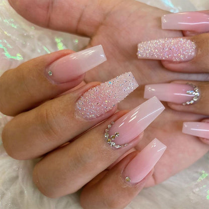 Kunstnagelset mit glamourösen Glitzerakzenten und trendigen Designs Brehn