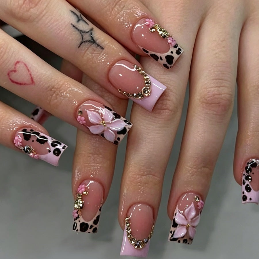 Kunstnagelset mit eleganten Blumen- und Spitzendesigns Brehn