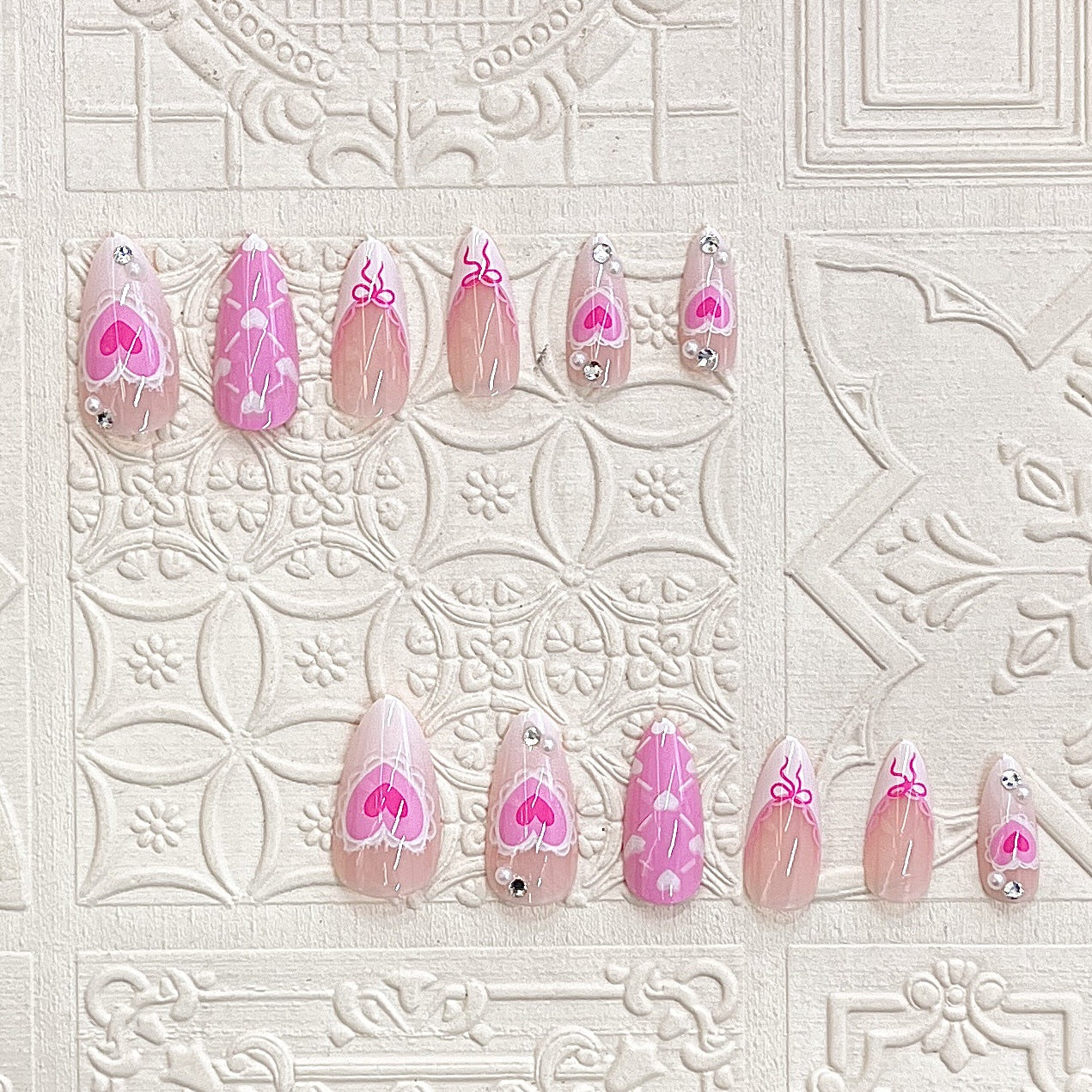 Künstlerisches Press-On-Nagelset mit romantischem Herzdesign Brehn