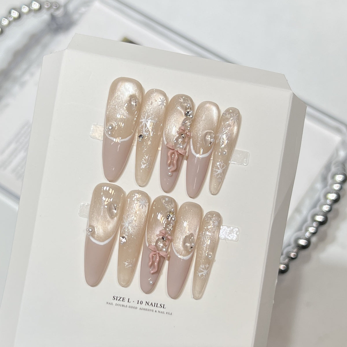 Dekoratives Stiletto Press-On Nagelset mit künstlerischen Akzenten Brehn