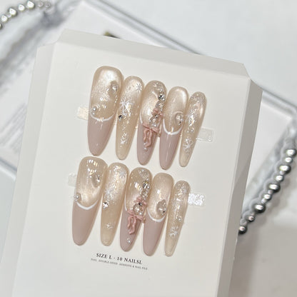 Dekoratives Stiletto Press-On Nagelset mit künstlerischen Akzenten Brehn