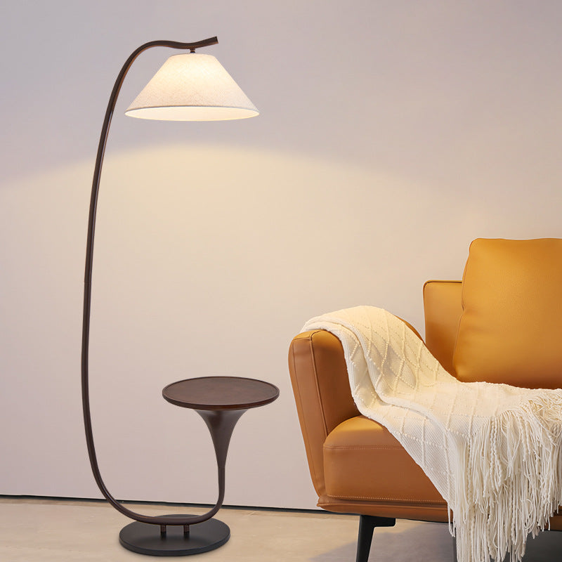 Moderne Stehlampe mit integriertem Beistelltisch
