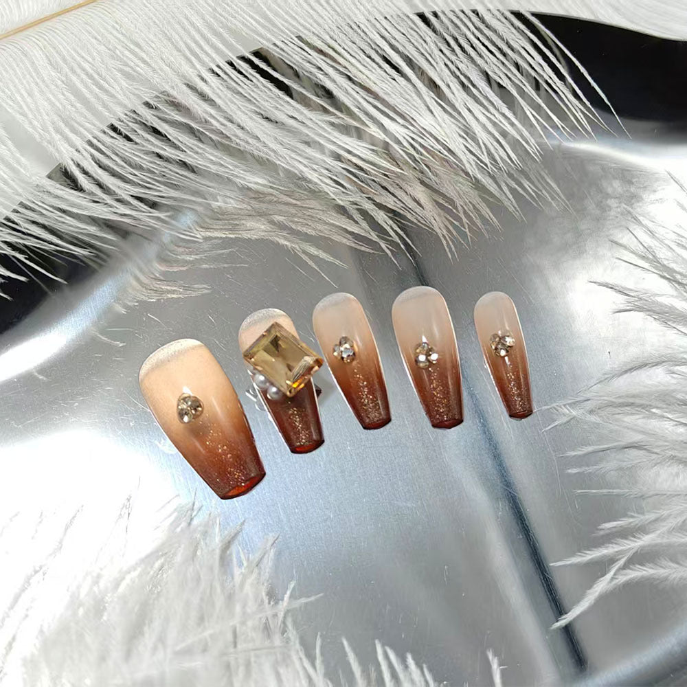 Kunstnägel mit Elegantem Ombre-Effekt und Exquisiten Schmucksteinen Brehn