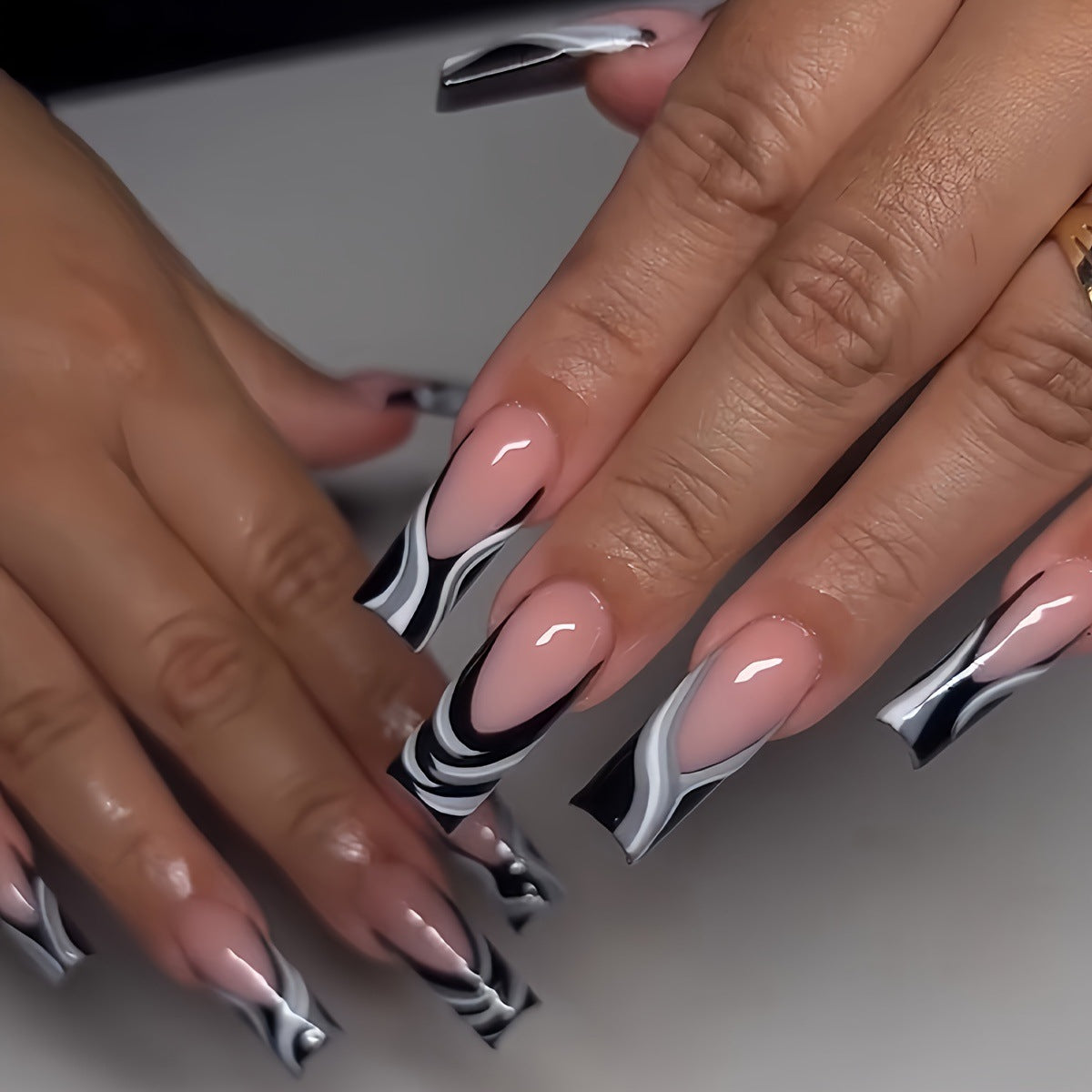 Künstlerische Press-On-Nagelverlängerungen mit Marmor Design Brehn