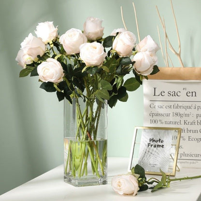 Lebensechte Rosenblumenarrangement