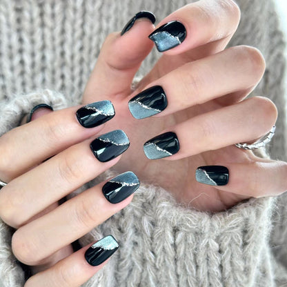 Elegante Druck-Nageltips mit goldenen Akzenten Brehn