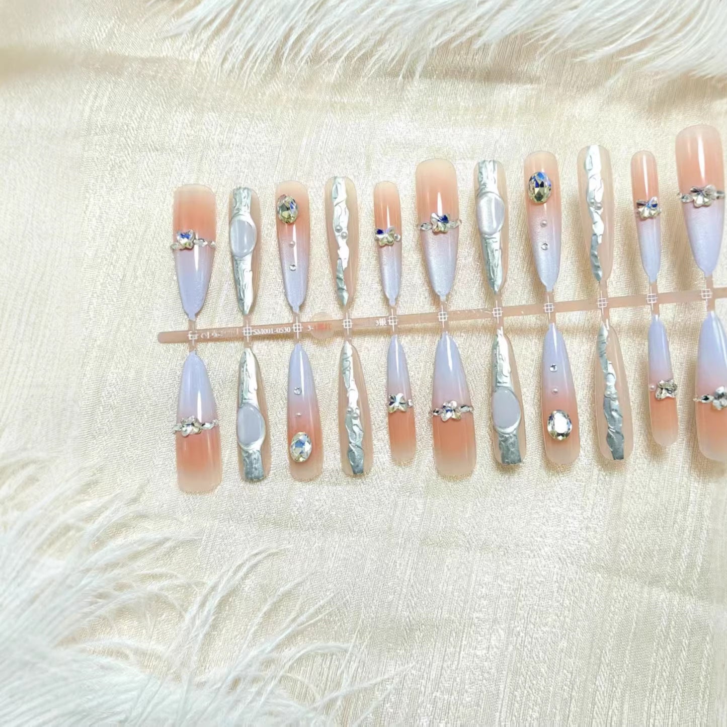 Kunstnägel mit Elegantem Glitzer-Design und Feinen 3D Verzierungen Brehn