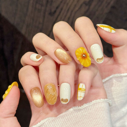 Dekoratives Press-On Nagelkunstset mit floralen und Glitzerakzenten