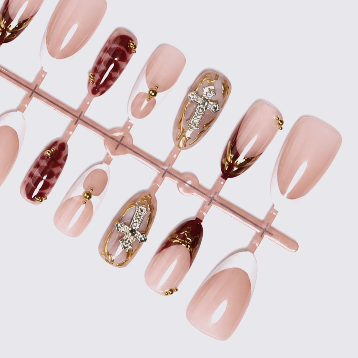 Kunstnägel mit elegantem Glitzer und Schmuckdetails Brehn
