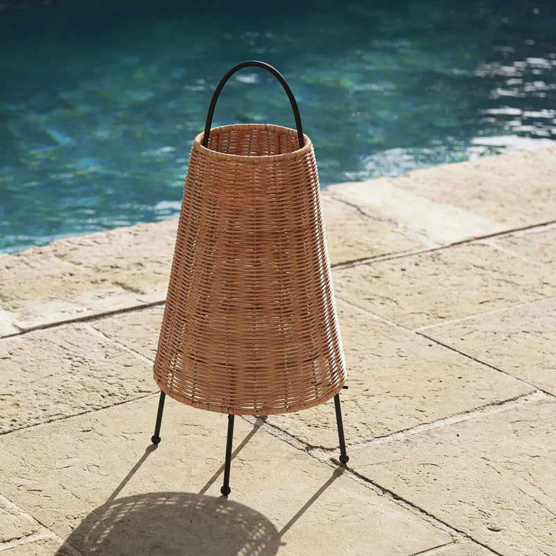 Elegante Tischlampe aus geflochtenem Material Brehn
