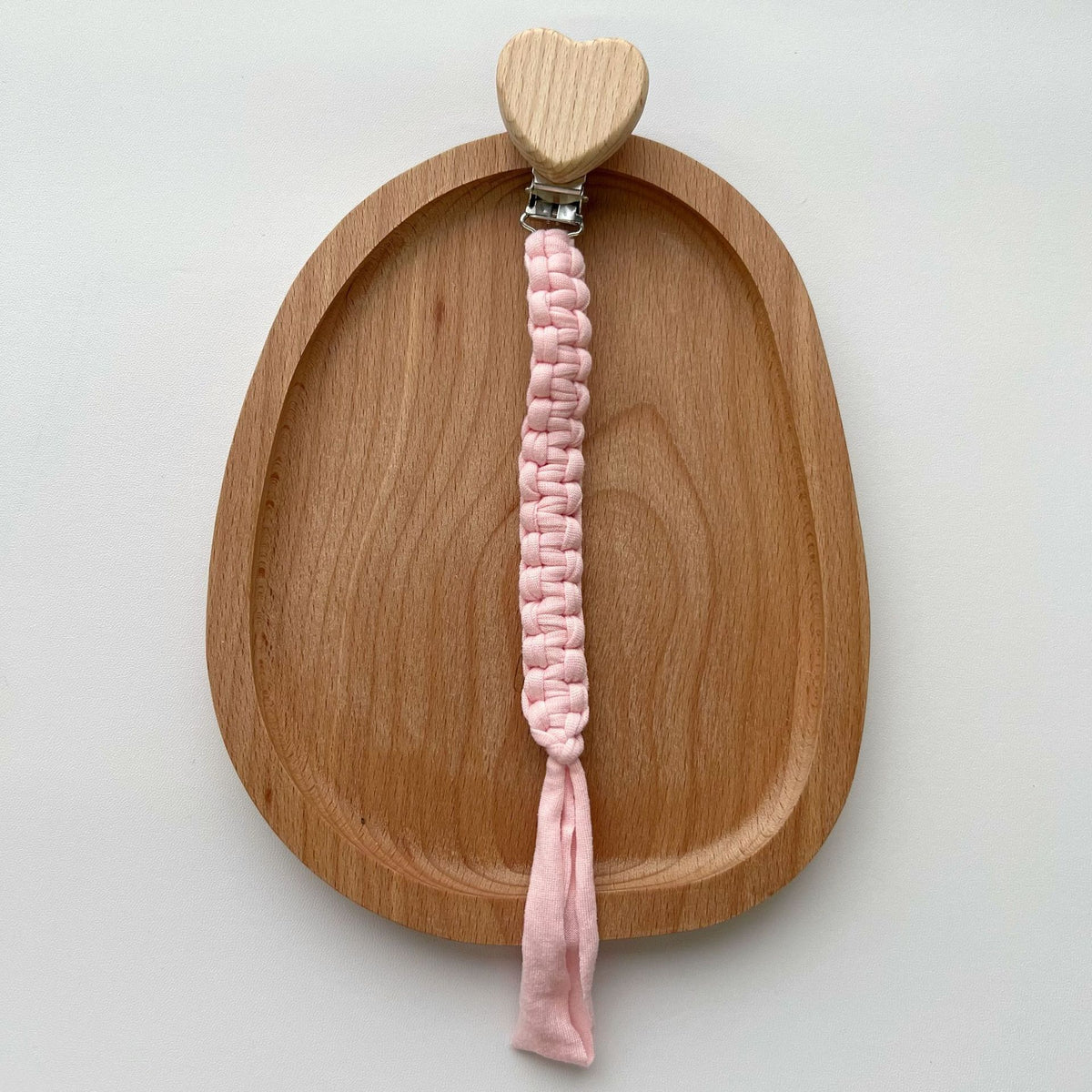 Geflochtener Stoff Schnullerclip mit Holzherz Sicherheitsklammer