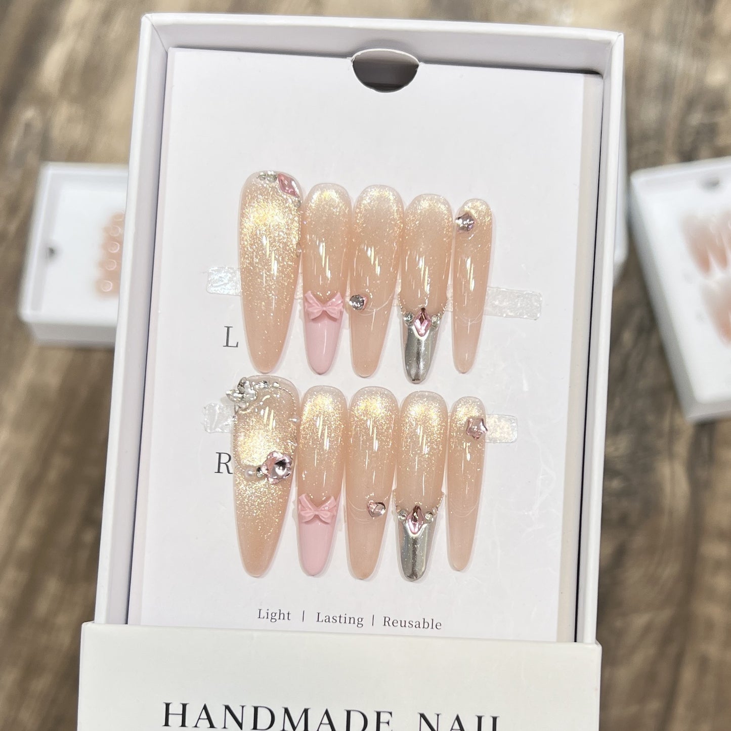 Handgefertigtes Press-On Nagelset mit dekorativen Akzenten Brehn