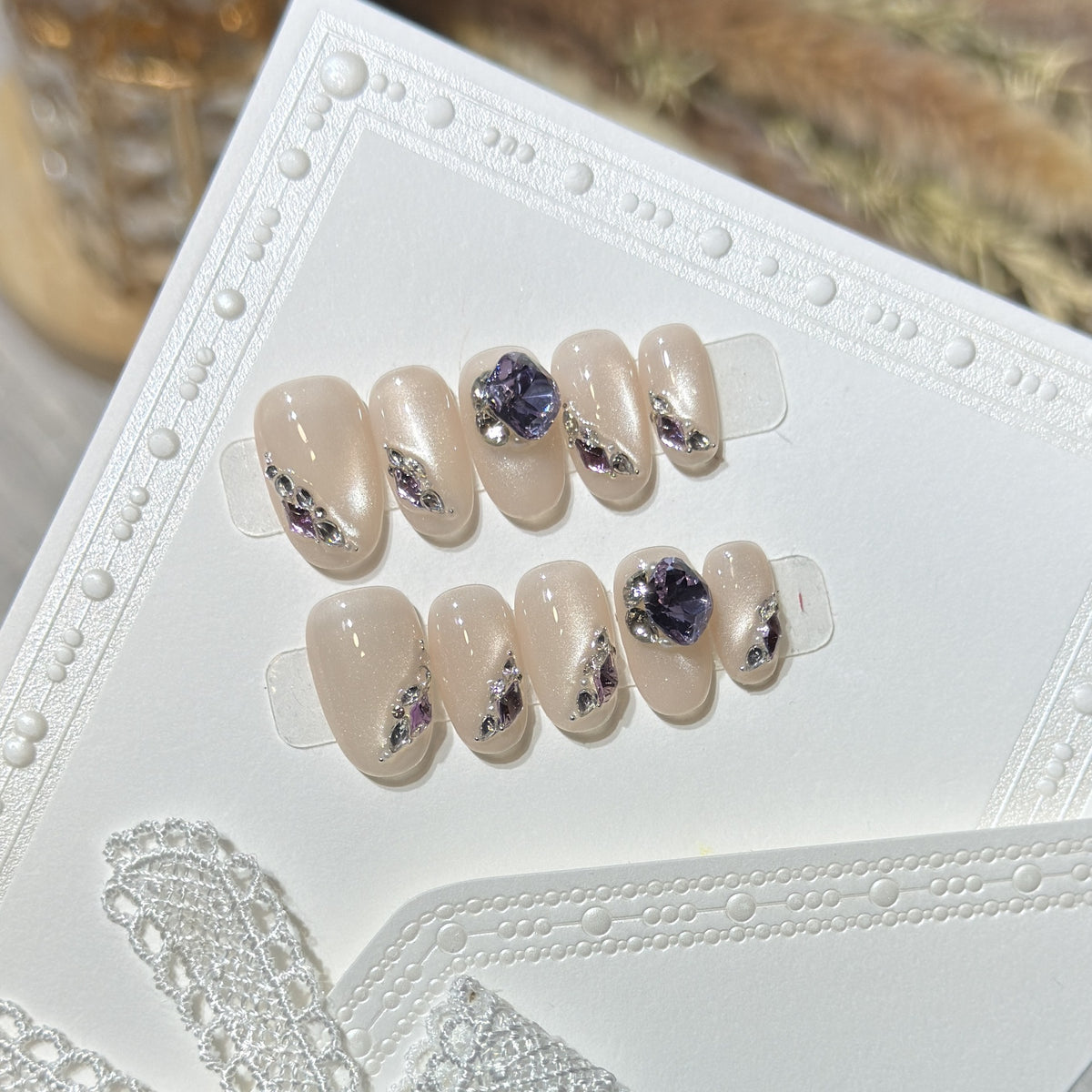 Elegantes Press-On-Nagel-Set mit Edelsteinakzenten Brehn
