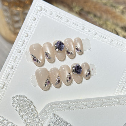 Elegantes Press-On-Nagel-Set mit Edelsteinakzenten Brehn