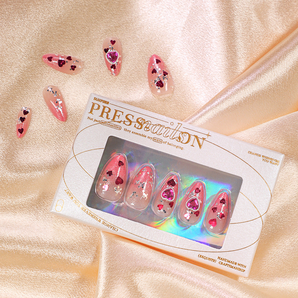 Kunstvolle Nagelkunst mit verspielten Herzmotiven und Glitzer Brehn