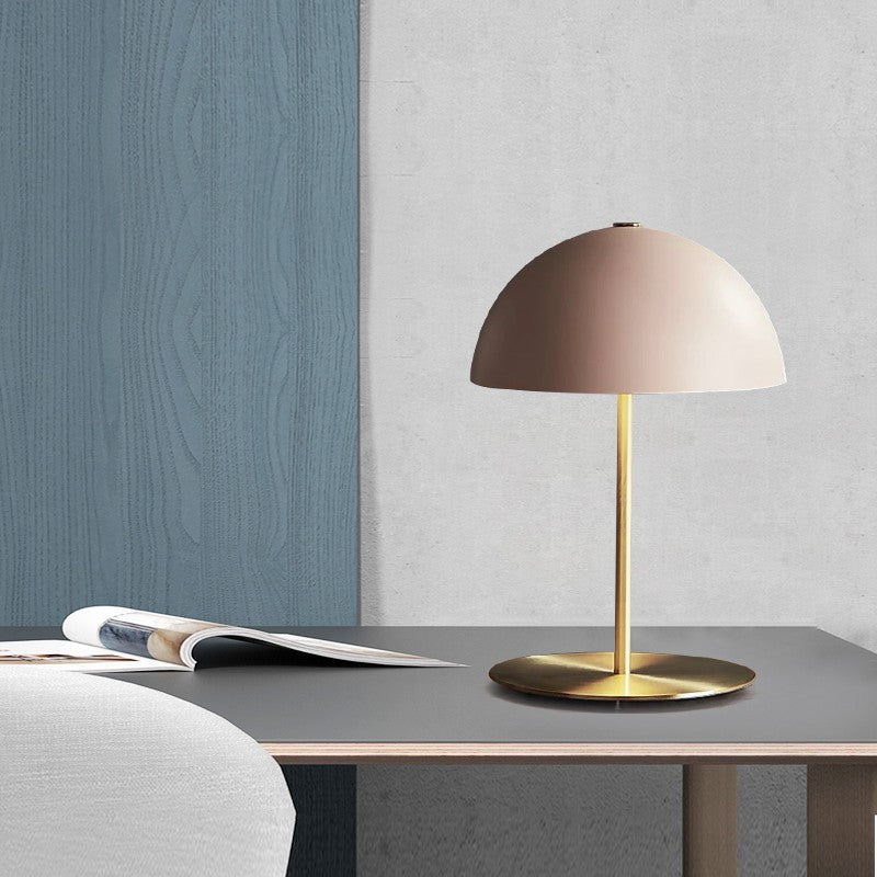 Moderne Minimalistische Tischlampe mit goldener Basis