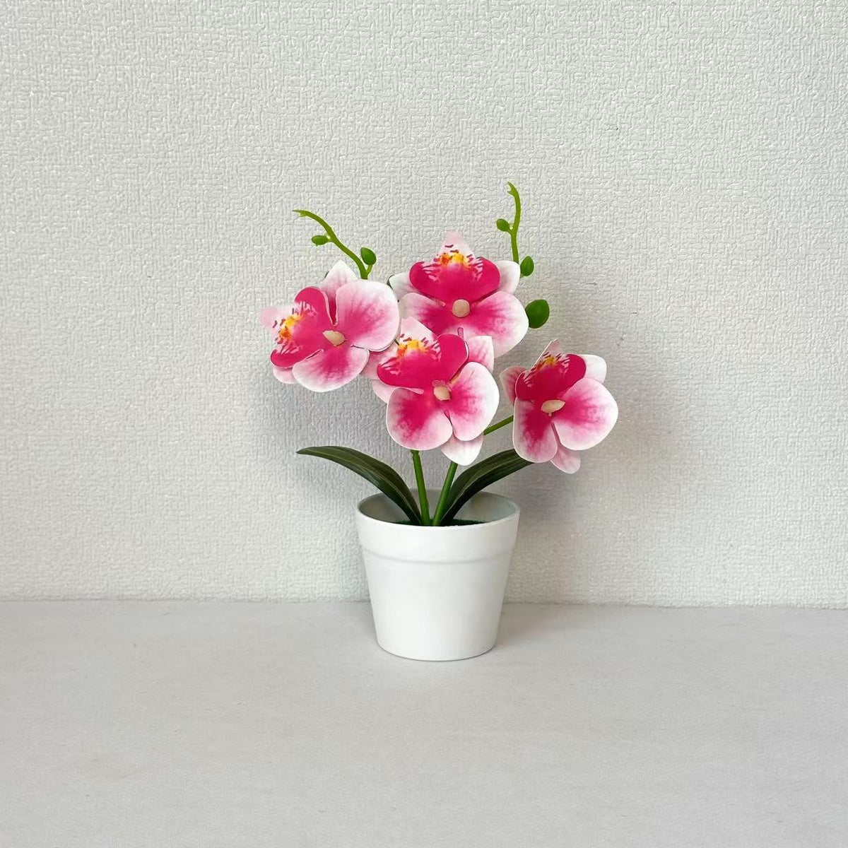 Elegante dekorative Orchideen-Blumenarrangement für die Wohnungseinrichtung