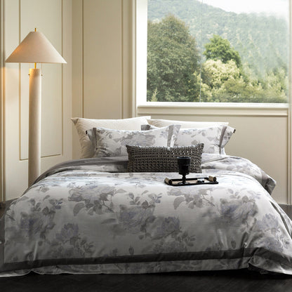 Baumwollsatin-Duvetbezug-Set mit zartem Aquarell‑Blumenprint, Paspelrand und passenden Kissenbezügen