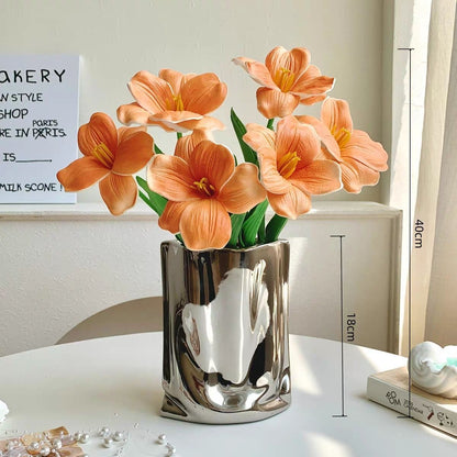 Lebensechte dekorative Blumenarrangement